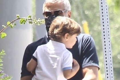 El actor, en una de las raras apariciones públicas que hizo con sus hijos, a quien preserva de los flashes; en este caso, de paseo con Alexander