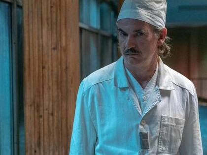 El actor, en una imagen de la serie Chernobyl dentro de la central nuclear donde se produjo el fatídico accidente