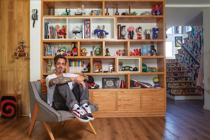 El actor es fanático de los art toys, juguetes transformados en piezas artísticas. En el comedor tiene una enorme repisa donde exhibe algunas de sus obras favoritas, como las del estadounidense Kaws, que hace sus propias versiones de figuras como Mickey, Astroboy y los personajes de Plaza Sésamo.