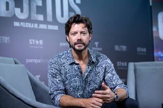 Álvaro Morte: su nuevo thriller junto a la China Suárez, sus ganas de hacer comedia y el amuleto que lo acompaña desde los 17 años