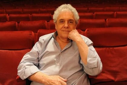 Antonio Gasalla sentado en la platea de un teatro, el lugar donde desarrolló gran parte de su carrera