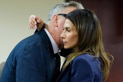 El actor estadounidense Alec Baldwin recibe el apoyo de su mujer Hilaria en la sala del tribunal Santa Fe, Nueva Mexico, durante el juicio en su contra por homicidio involuntario, en el que perdió la vida la directora de fotografía Halyna Hutchins durante el rodaje del film Rust, en octubre de 2021