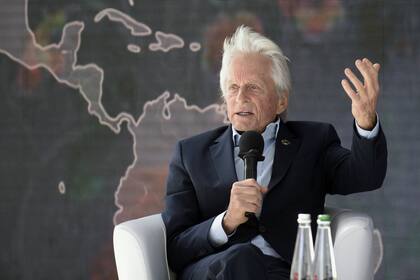 El actor estadounidense Michael Douglas brindó una charla en la plataforma cultural "Ucrania abierta al mundo" en la iglesia de Santa Sofía, en Kiev