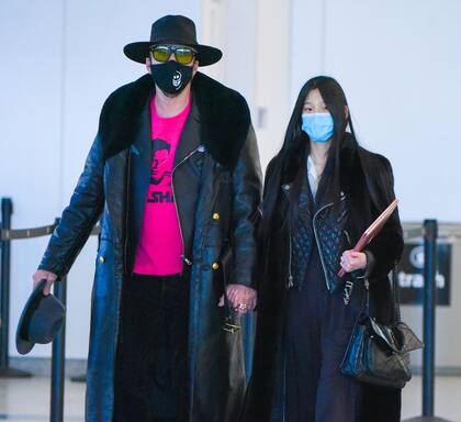 El actor estadounidense Nicolas Cage y su esposa Riko Shibata lucen elegantes y enamorados en el aeropuerto JFK de Nueva York en plena pandemia