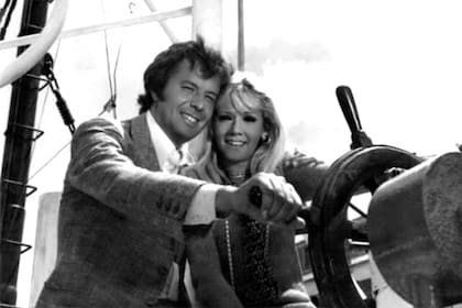 Bredeston junto a Soledad Silveyra, en la película ¡Quiero besarlo señor!