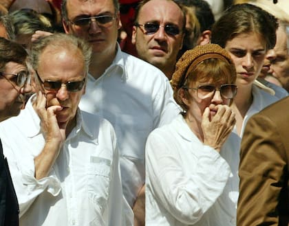 El actor francés Jean-Louis Trintignant y su exesposa, la directora Nadine Trintignant, llegan al funeral de su hija, la actriz Marie Trintignant, el 6 de agosto de 2003 en el cementerio Père Lachaise en París