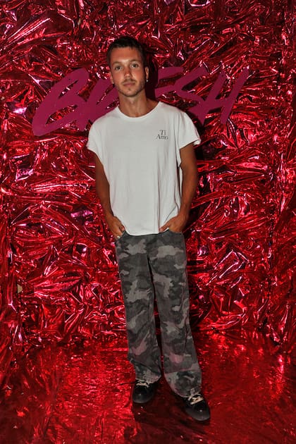 El actor Franco Masini, que protagoniza Amor animal, la nueva serie de Sebastián Ortega, cambió el animal print por un pantalón camuflado estilo militar, una remera manga corta con la frase "Ti amo" y borcegos