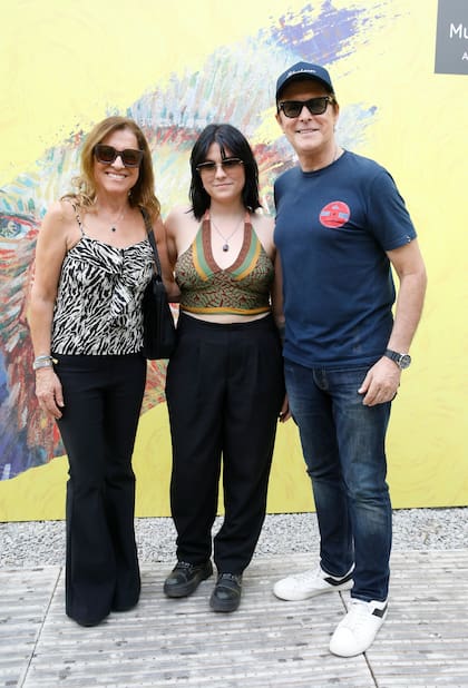 El actor Gabriel Corrado, con su esposa Constanza Feraud y su hija Clara, recién llegada de los Estados Unidos. 