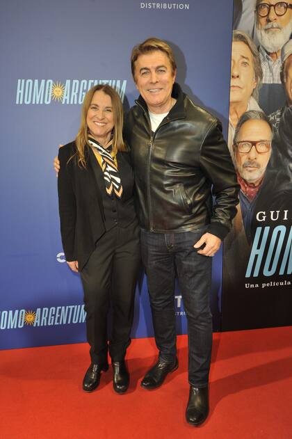 El actor Gabriel Corrado, quien hoy disfruta de su rol como conductor, se dejó ver muy contento junto a su esposa, Constanza Feraud