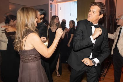 El actor Gabriel Corrado se lució en la pista. Junto con su mujer, Constanza, bailaron los hits latinos.