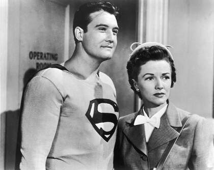 El actor George Reeves como Superman, junto a Phyllis Coates, como Lois Lane, en 1952.