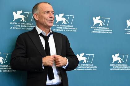 El actor holandés Raymond Thiry asiste a un photocall de la película "Quo Vadis, Aida?" presentado en competición el segundo día del 77o Festival de Cine de Venecia, el 3 de septiembre de 2020 en el Lido de Venecia.