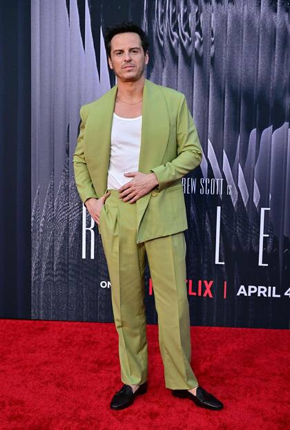 El actor irlandés Andrew Scott, otro de los protagonistas de la serie de Netflix, Ripley, asistió a la premiere con un look que llamó la atención: un traje en un tono verde manzana que completó con una camiseta de algodón