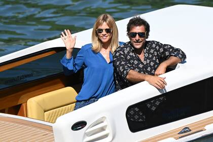 El actor italiano Adriano Giannini y su esposa, la diseñadora de moda italiana Gaia Trussardi, salen a bordo de un barco desde el muelle del Hotel Excelsior en el segundo día del 77 ° Festival de Cine de Venecia, el 3 de septiembre de 2020 en el Lido de Venecia.