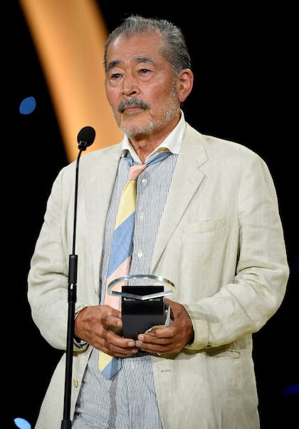 El actor japonés Tatsuya Fuji recibió la Concha de Plata a la mejor interpretación, galardón compartido con el actor argentino Marcelo Subiotto, que no estuvo presente en la noche de cierre del festival
(Foto: ANDER GILLENEA / AFP)