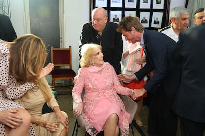 El actor Joaquín Berthold se acercó a saludar a Mirtha Legrand