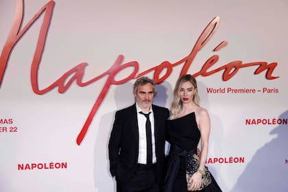 El actor Joaquin Phoenix y su colega Vanessa Kirby posan durante la premiere mundial de Napoleón que tuvo lugar en París