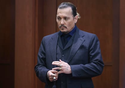 El actor Johnny Depp de pie en la corte