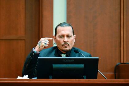 El actor Johnny Depp testifica durante una audiencia en la corte de circuito del condado de Fairfax en Fairfax  (Jim Watson/Pool Photo via AP)