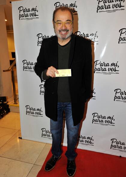 El actor Jorge Suárez posando con su entrada súper sonriente antes de entrar a la sala