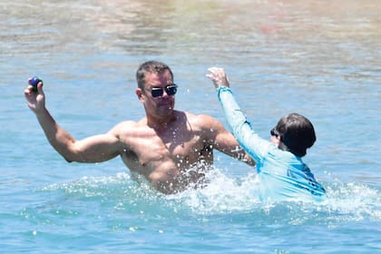 El actor jugando en el agua con el hijo de un amigo.