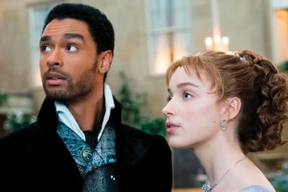 El actor junto a la actriz Phoebe Dynevor en el papel de duque de Hastings que lo catapultó a la fama