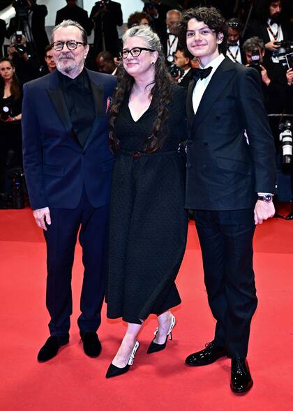 El actor junto a su esposa, Gisele Schmidt, y su hijastro en la alfombra roja del festival de cine de Cannes en mayo de 2024