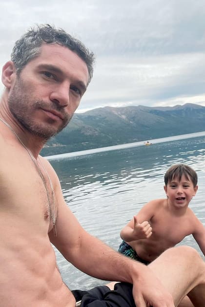 El actor junto a su hijo de 7 años, en febrero de este año, disfrutando de un día en el lago Gutiérrez, en Bariloche.