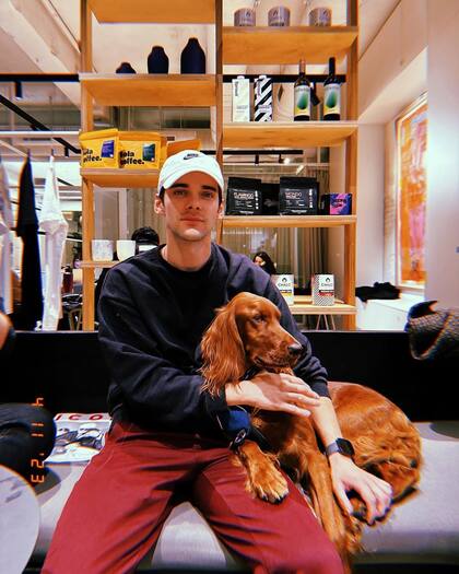 El actor junto a su perra Roma. "Intento que esté conmigo la mayor parte del tiempo posible, la incluyo en mis planes y en mis viajes", contó Álvaro Rico sobre su mascota, y reconoció que sus padres son los encargados de cuidarla cuando él tiene un rodaje en el exterior o un viaje al que no la puede llevar