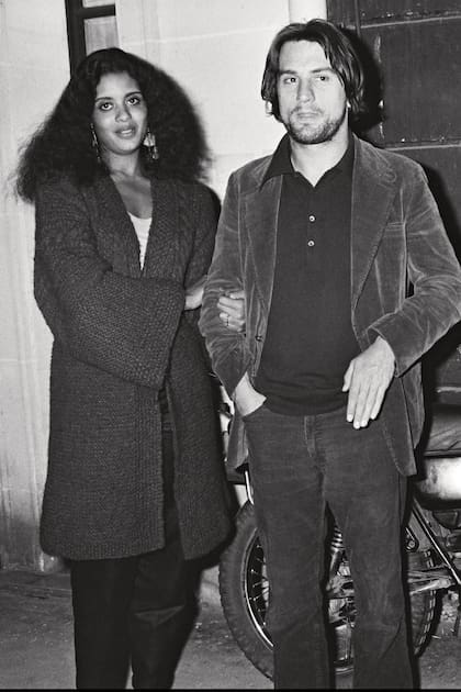El actor junto a su primera mujer, Diahnne Abbott, en París, en 1982 . 