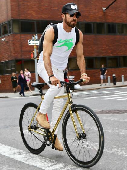 El actor Justin Theroux, como cualquier mortal, dando un paseo en bicicleta por las calles neoyorkinas