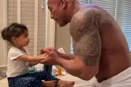 El actor Dwayne Johnson, además de tener una voluntad taurina, es muy devoto de sus hijas