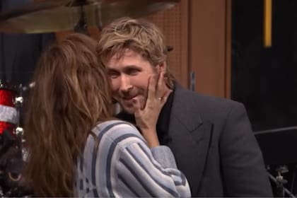 El actor le preparó una sorpresa a su esposa y ella lo abrazó frente a toda la audiencia (Foto: Captura de video)