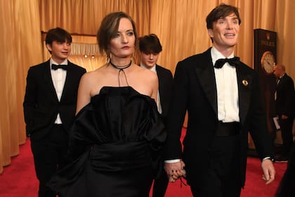 El actor llega a la entrega de los Oscar de la
mano de su mujer, escoltados por sus hijos Malachy y
Aran. D