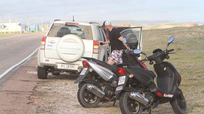 El actor manejaba su moto sin casco