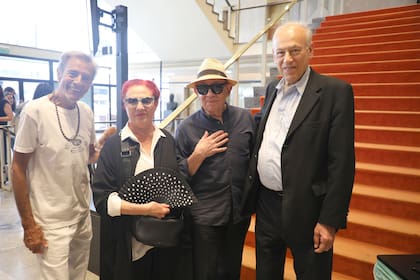 El actor Mario Alarcón, la artista visual Renata Schussheim, el director Alfredo Airas y el señor del Konex, Luis Ovsejevich