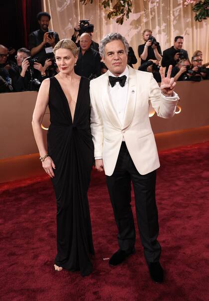 El actor Mark Ruffalo junto a su mujer, Sunrise Coigney, optaron un un look engamado blanco y negro. El actor, además, lució un pin con la leyenda “Be Good” en el marco de una campaña que comenzó luego de la muerte de una mujer a manos de un agente de inmigración en Mineápolis la semana pasada