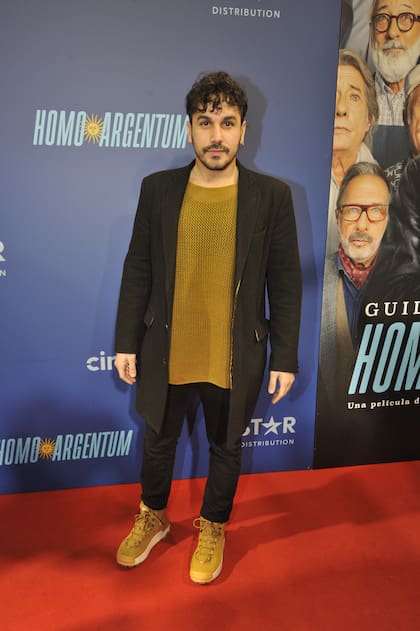 El actor Martín Slipak, en negro y mostaza