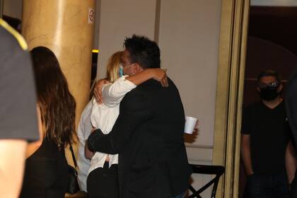 El actor Matías Santoianni se abraza con Gallucci