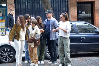 El actor Matt Damon con su familia, en Belgrano