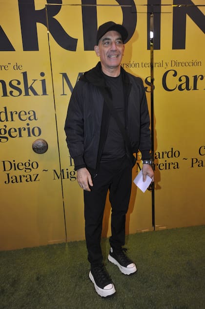 El actor Mauricio Dayub no se resistió cuando los fotógrafos le pidieron que posara para los flashes