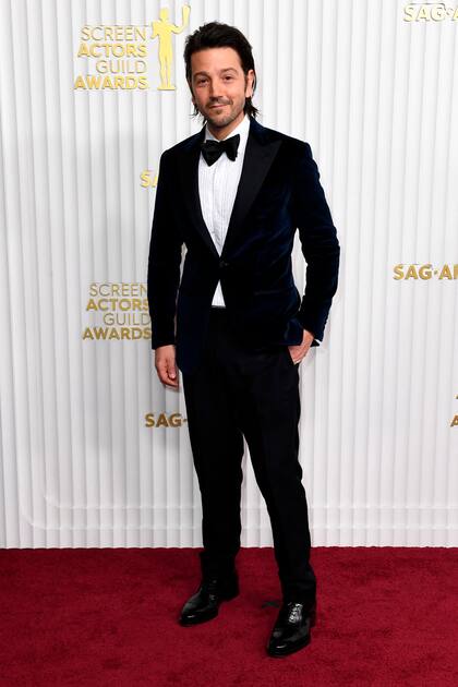 El actor mexicano Diego Luna, elegantísimo, representando a la comunidad latina en la red carpet