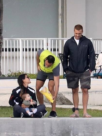 El actor mexicano (en la foto, con campera negra), fue visto recientemente rapado y llevado una tobillera electrónica en Miami, a la espera de la resolución del juicio