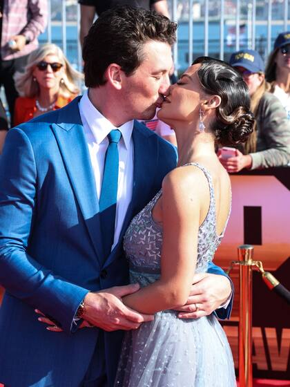 El actor Miles Teller no dudó en, al ver a los flashes, darle un efusivo beso a su esposa, Keleigh Sperry