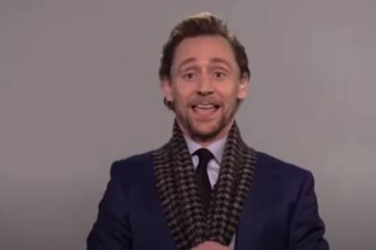 El actor mostró su bufanda en plena entrevista