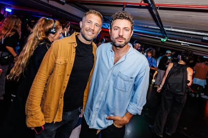 El actor Nicolás Riera y el baterista Gastón Baremberg en la presentación de Bolivia. La nueva colección, inspirada en los autos de carrera, se presentó en un estacionamiento de Palermo
