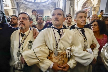 El actor participó, un año más, del acto religioso, que incluye una procesión que parte de la Iglesia de San Juan, en el centro de Málaga