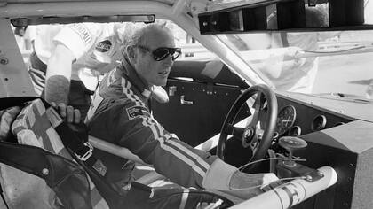 El actor Paul Newman mientras probaba su auto Datsun durante una carrera en los años 70