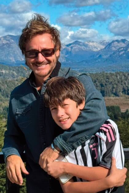El actor posa con su hijo Benicio