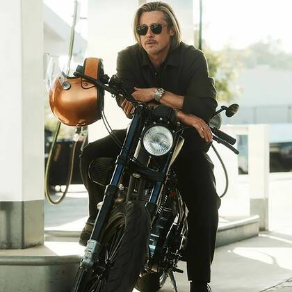 El actor posa con una Ecosse FE Ti XX, de titanio y fibra de carbono, que en 2012 era considerada la moto más cara del mundo.